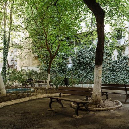 Old Town Historic Apartment With Backyard Mini Park Bukarest Exterior foto