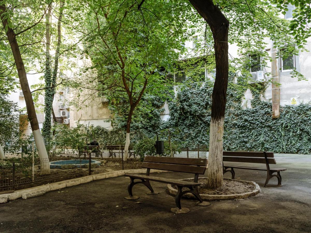 Old Town Historic Apartment With Backyard Mini Park Bukarest Exterior foto