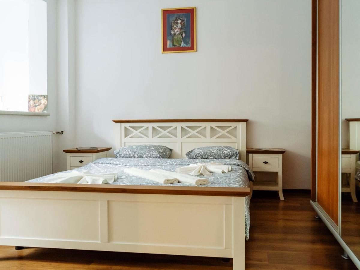Old Town Historic Apartment With Backyard Mini Park Bukarest Exterior foto
